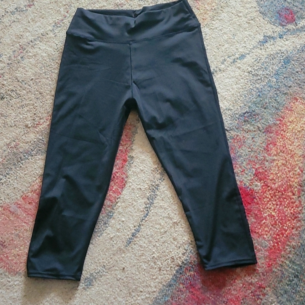 Black capris